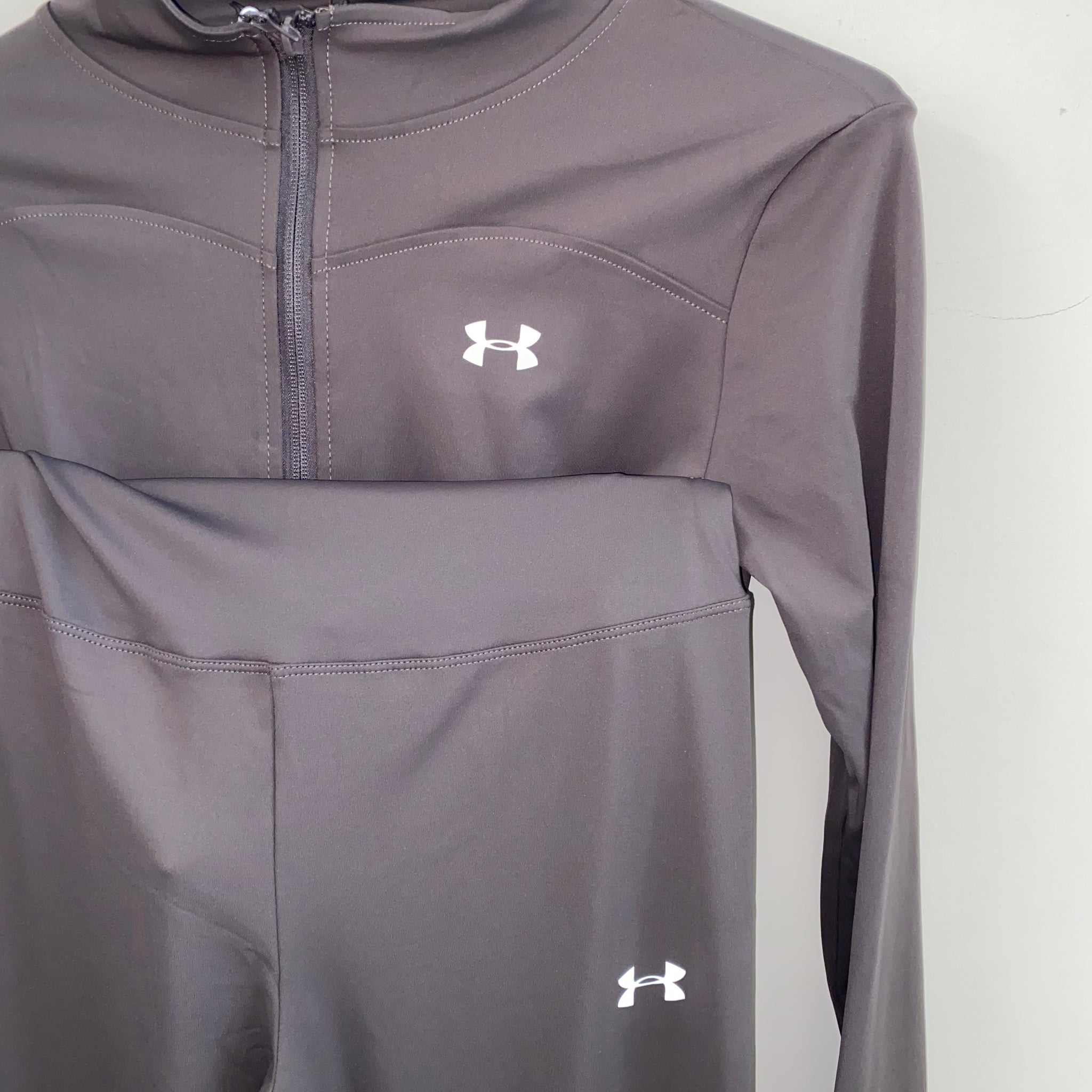 Under logo pequeño/campana